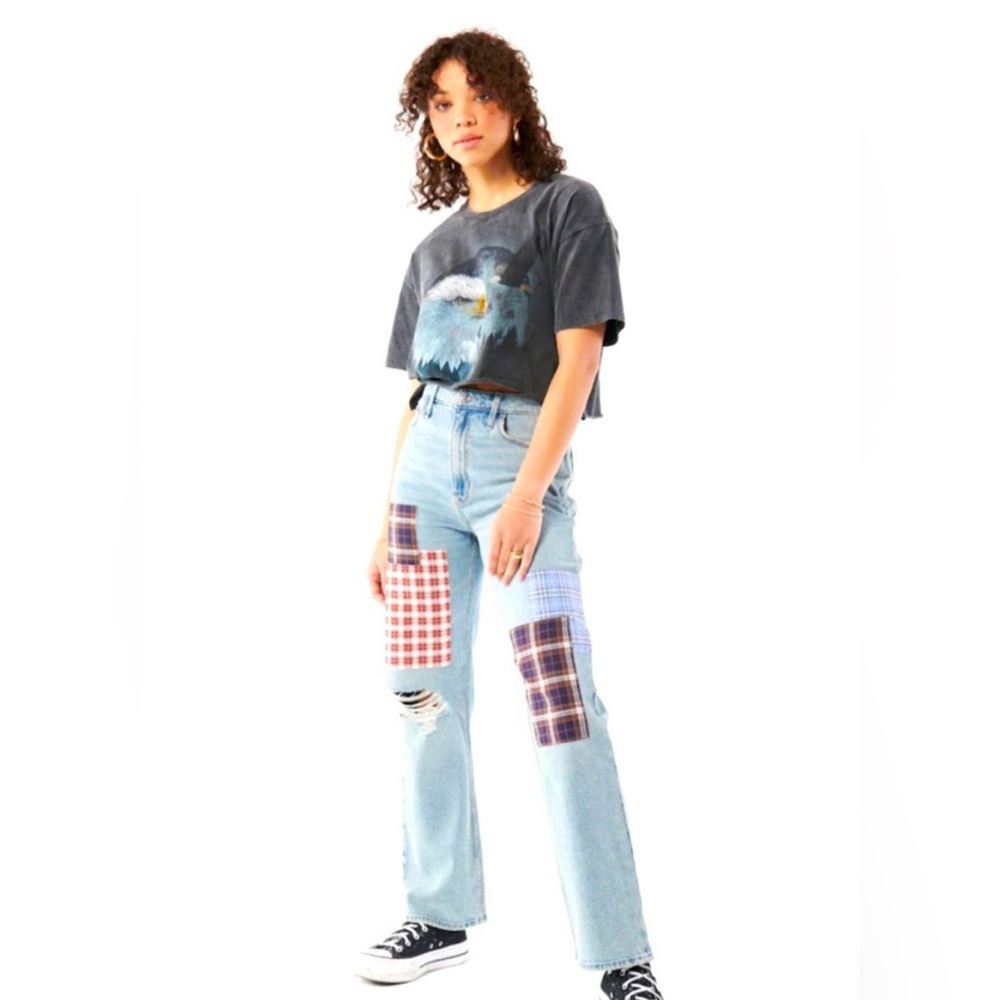 Hi I’m selling a barely worn pair of ultra High-Rise dad jeans. Size 26